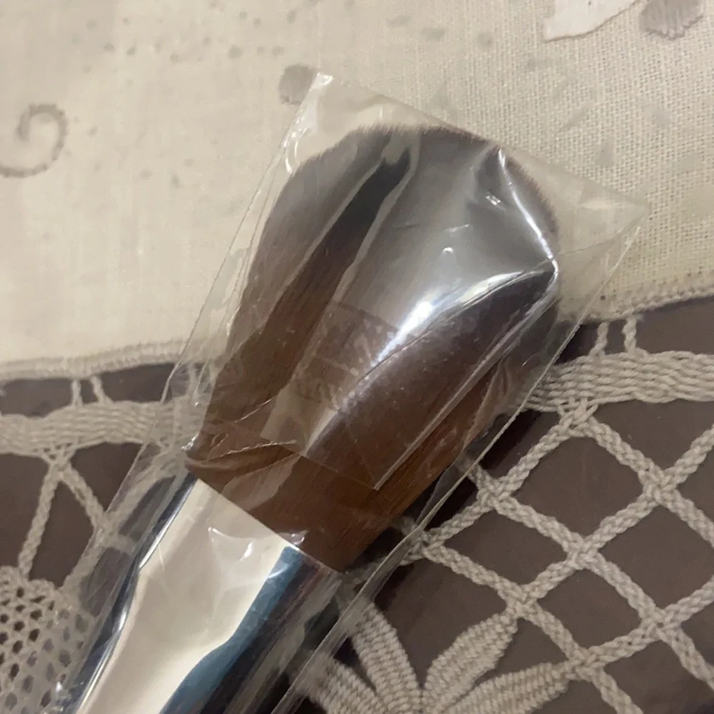 The Body Shop Blusher Brush NEW IN PACKAGE
